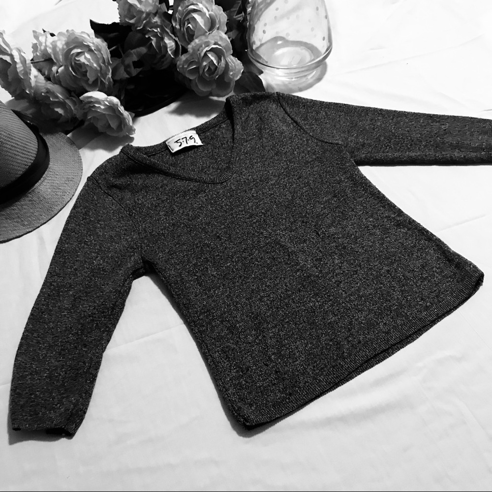 BLACK AND WHITE MID-LENGTH SLEEVE SHIRT.